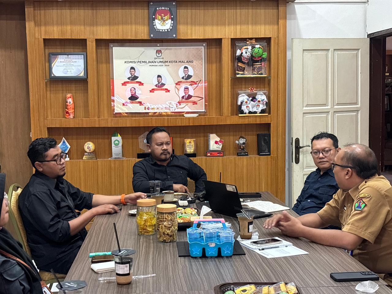 SINERGITAS Ketua dan Anggota KPU Kota Malang, Anggota Bawaslu Kota Malang, dan Perwakilan dari Disdukcapil Kota Malang membahas hasil pemutakhiran data pemilih serta langkah tindak lanjut untuk memastikan kualitas data pemilih berkelanjutan di Kota Malang.