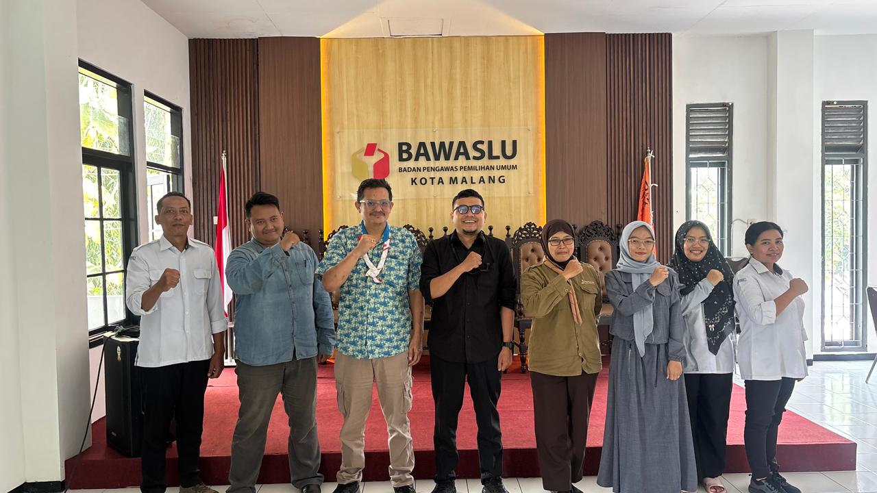 M. Hasbi (kemeja hitam)berswafoto bersama dengan jajaran Kwarcab Gerakan Pramuka yang hadir pada audiensi Rabu lalu (24/06).