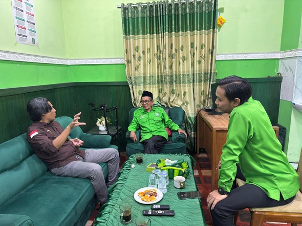KONSOLIDASI Koordinator Divisi Hukum dan Penyelesaian Sengketa Bawaslu Kota Malang, Iwan Sunaryo, bersama jajaran DPC PKB Kota Malang membahas pencegahan politik uang dalam kegiatan Konsolidasi Demokrasi.