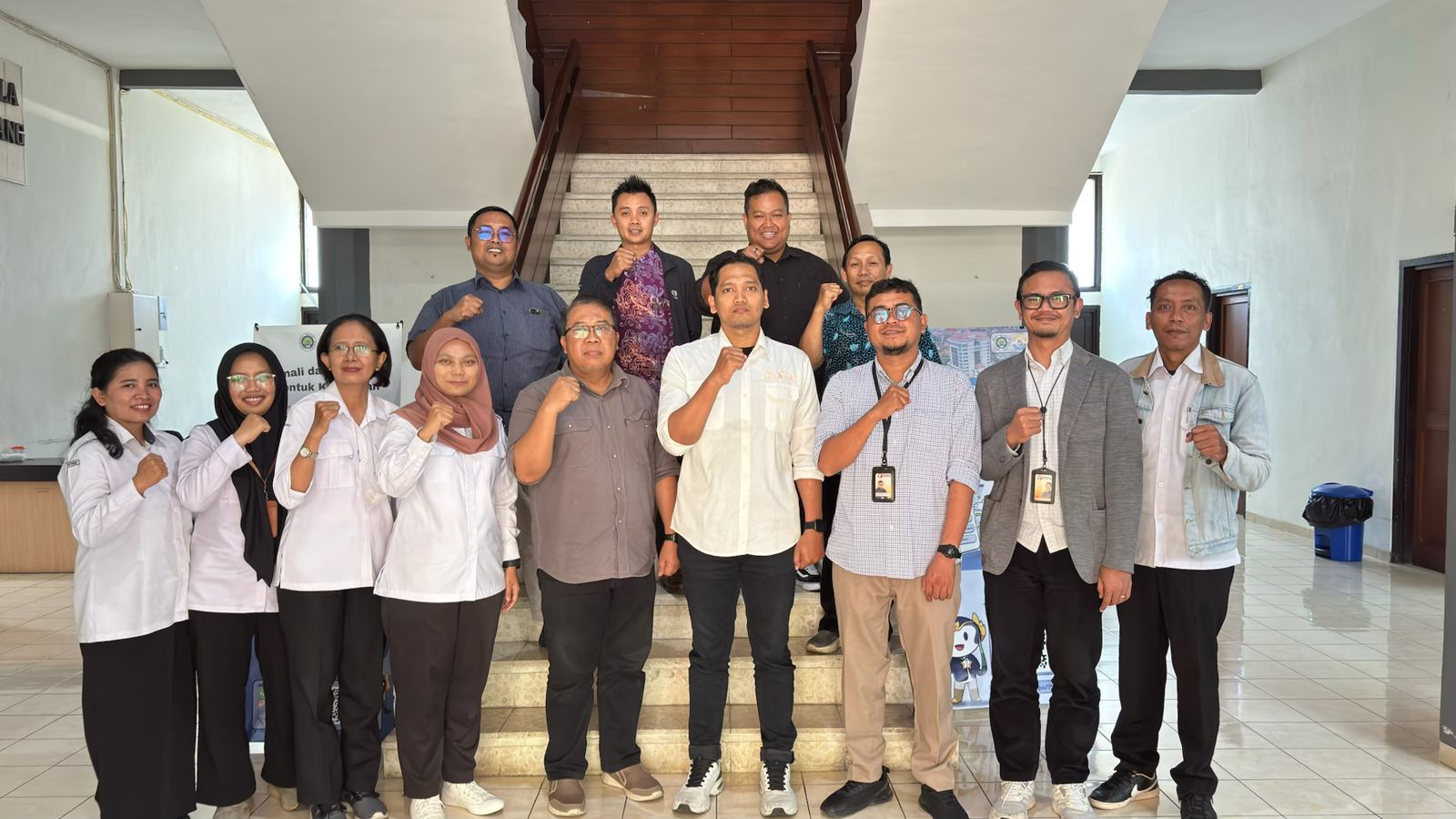 KEMITRAAN Foto bersama menjadi penanda komitmen Bawaslu Kota Malang dan Laboratorium Pancasila Universitas Negeri Malang dalam membangun kerja sama strategis untuk mendukung penguatan literasi demokrasi, kepemiluan, dan pengawasan partisipatif di Kota Malang.
