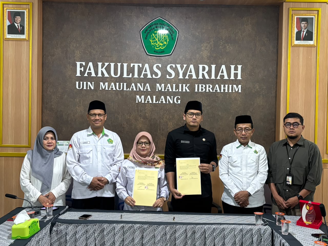 PENANDATANGANAN Ketua Bawaslu Kota Malang dan Dekan Fakultas Syariah UIN Maulana Malik Ibrahim Malang menunjukkan dokumen Perjanjian Kerja Sama (PKS) sebagai wujud komitmen memperkuat kolaborasi dalam penguatan demokrasi dan pendidikan politik.