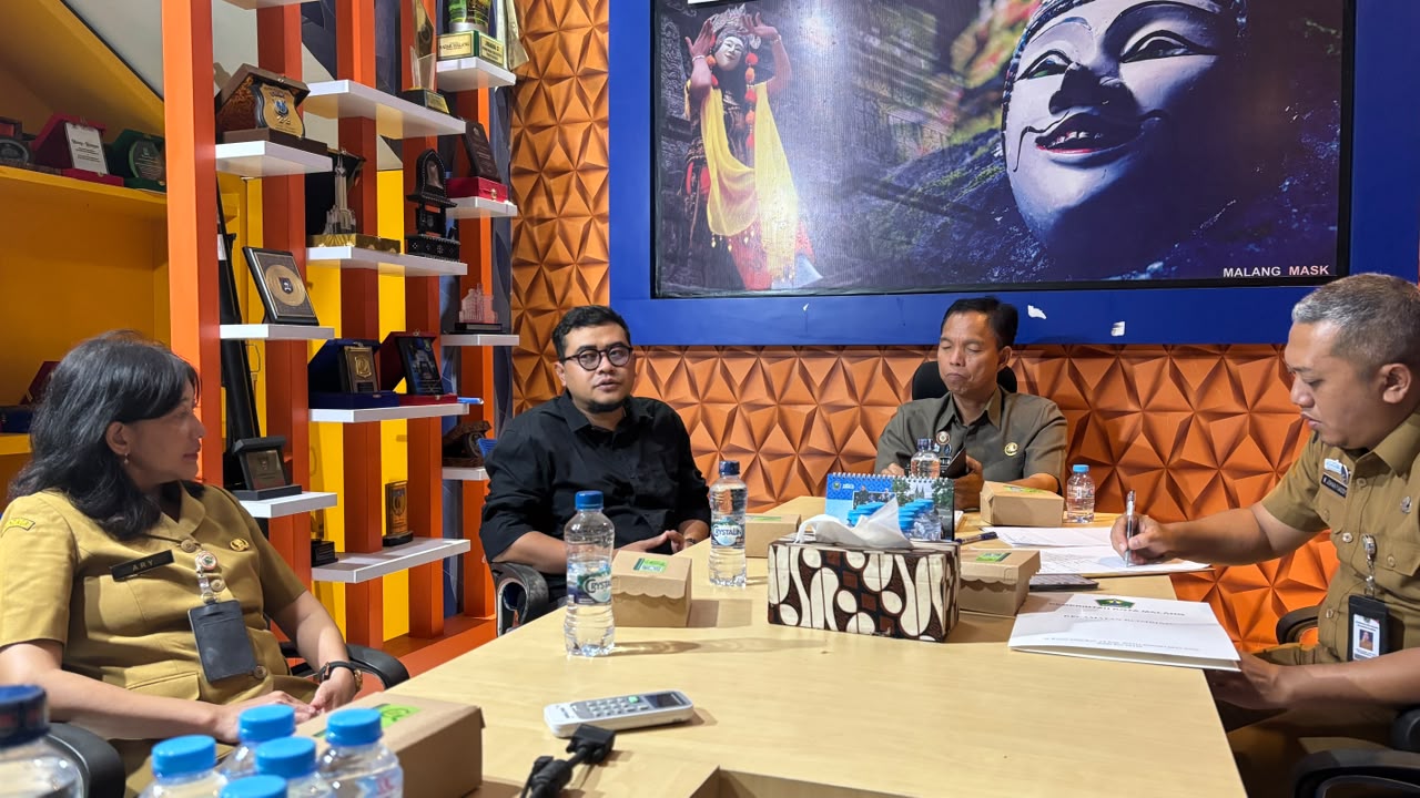 KOLABORASI Koordinator Divisi P2H Bawaslu Kota Malang, M. Hasbi Ash Shiddiqy, memaparkan pelaksanaan uji petik Daftar Pemilih Berkelanjutan (DPB) dan program Konsolidasi Demokrasi sebagai upaya memperkuat pengawasan partisipatif di wilayah Kecamatan Blimbing.