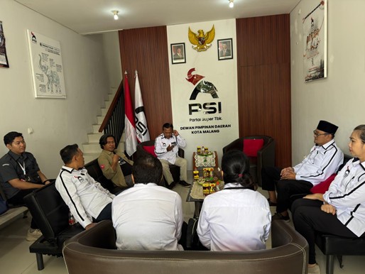 DIALOG Anggota Bawaslu Kota Malang, Iwan Sunaryo, bersama jajaran PSI Kota Malang berdiskusi dalam forum Konsolidasi Demokrasi terkait pemutakhiran data partai politik di Kantor PSI Kota Malang, Selasa (27/1/2026).