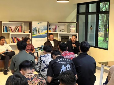 DIALOG Ketua Bawaslu Kota Malang bersama civitas akademika Universitas Negeri Malang berdiskusi mengenai demokrasi substansial dalam kegiatan Konsolidasi Demokrasi sebagai upaya memperkuat partisipasi dan pemahaman publik terhadap pengawasan Pemilu.