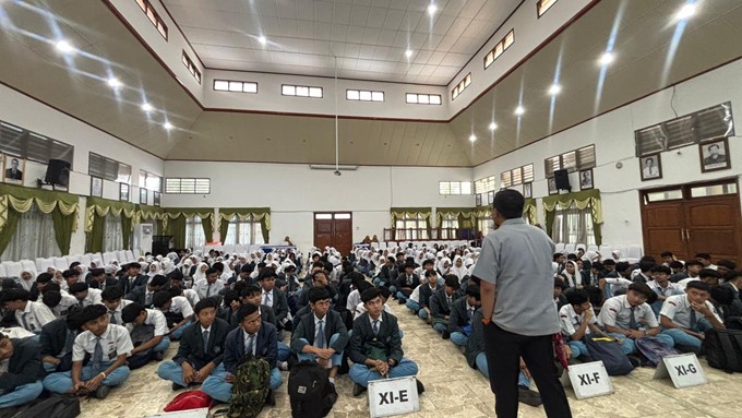 EDUKASI Anggota Bawaslu Kota Malang, Mohammad Hasbi Ash Shiddiqy, menyampaikan materi kepada siswa SMAN 2 Malang dalam kegiatan Konsolidasi Demokrasi bertajuk “Pengawasan Pemilu dan Upaya Menjaga Kepercayaan Publik”, Senin (8/6/2026).