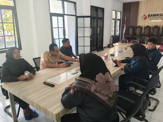 DISKUSI Anggota Bawaslu Kota Malang, Hamdan Akbar Safara, bersama mahasiswa Universitas Brawijaya dalam kegiatan Konsolidasi Demokrasi bertajuk “Penguatan Sistem Penanganan Pelanggaran Pemilu” di Kantor Bawaslu Kota Malang, Senin (20/7/2026).