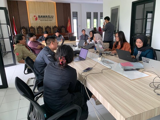 EDUKASI Iwan Sunaryo bersama mahasiswa magang mengikuti Konsolidasi Demokrasi di Kantor Bawaslu Kota Malang dengan pembahasan mengenai mekanisme penyelesaian sengketa proses Pemilu serta pentingnya keterlibatan generasi muda dalam pengawasan demokrasi.