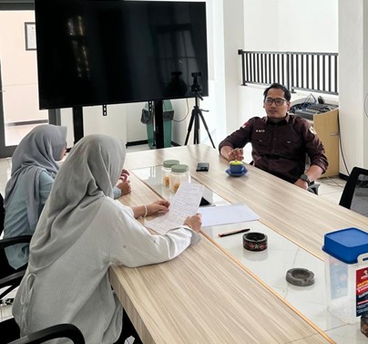 DIALOG Ketua Bawaslu Kota Malang, Mochamad Arifudin, berdiskusi bersama mahasiswa magang dalam kegiatan Konsolidasi Demokrasi bertema “Suara Anak Muda dalam Dinamika Sistem Pemilu Indonesia” di Kantor Bawaslu Kota Malang.