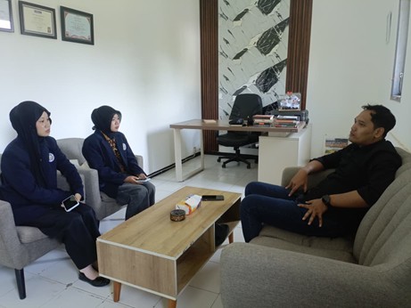 DIALOG Ketua Bawaslu Kota Malang, Mochamad Arifudin, berdiskusi bersama mahasiswa Universitas Brawijaya dalam kegiatan Konsolidasi Demokrasi bertema “Generasi Muda sebagai Pilar Demokrasi dalam Sistem Pemilu” di Kantor Bawaslu Kota Malang.