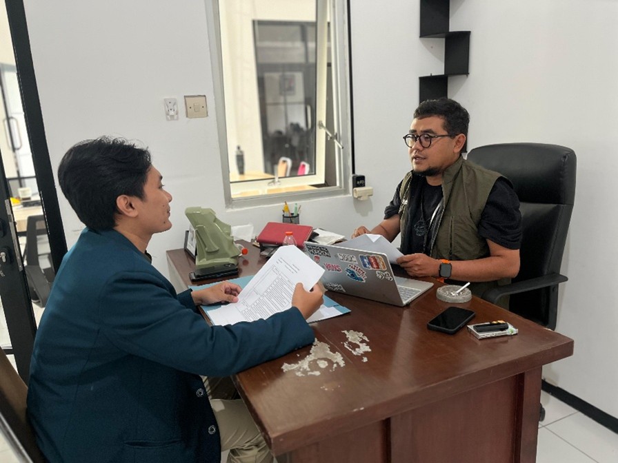 LITERASI Anggota Bawaslu Kota Malang, Mohammad Hasbi Ash Shiddiqy, berdiskusi bersama mahasiswa Universitas Brawijaya mengenai peran pemilih pemula dalam menghadapi polarisasi politik melalui penguatan literasi politik dan kemampuan berpikir kritis.