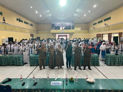 EDUKASI Ketua Bawaslu Kota Malang, Mochamad Arifudin, bersama siswa SMKN 1 Singosari dalam kegiatan Konsolidasi Demokrasi bertema “Pemilih Pemula dan Masa Depan Politik Indonesia” sebagai upaya memperkuat pemahaman politik dan kepemiluan generasi muda.