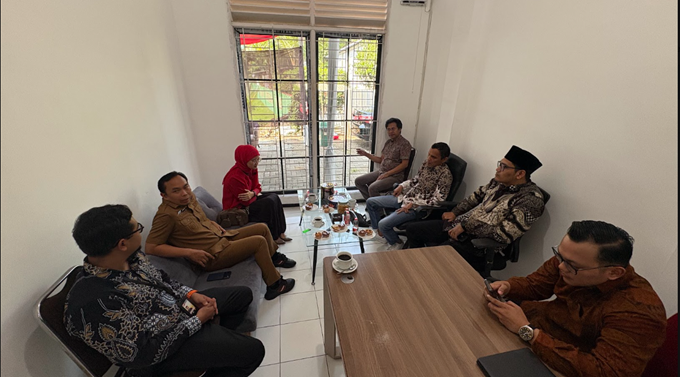 SINERGI Ketua dan Anggota Bawaslu Kota Malang berdiskusi bersama Wakil Wali Kota Malang dan Ketua DPRD Kota Malang dalam Konsolidasi Demokrasi bertema “Pemilu Demokratis dan Pentingnya Integritas Penyelenggara”.