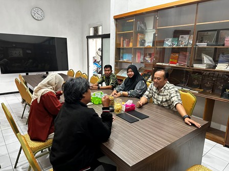 SINERGI Bawaslu Kota Malang dan KPU Kota Malang memperkuat koordinasi serta keseragaman pemahaman regulasi sebagai bagian dari upaya mewujudkan penyelenggaraan Pemilu yang transparan, akuntabel, dan berkepastian hukum.