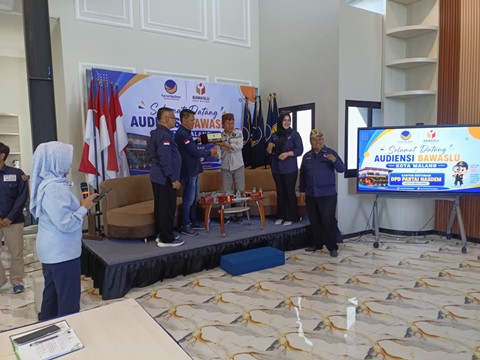 KONSOLIDASI Anggota Bawaslu Kota Malang, Iwan Sunaryo, bersama jajaran DPP Partai NasDem Kota Malang dalam kegiatan Konsolidasi Demokrasi bertajuk “Penyelesaian Perselisihan Hasil Pemilu yang Berkeadilan”, Selasa (7/7/2026).