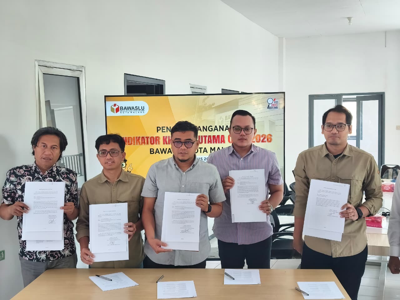 Seluruh Jajaran Pimpinan Bawaslu Kota Malang menandatangani IKU 2026 siang tadi (12/08).