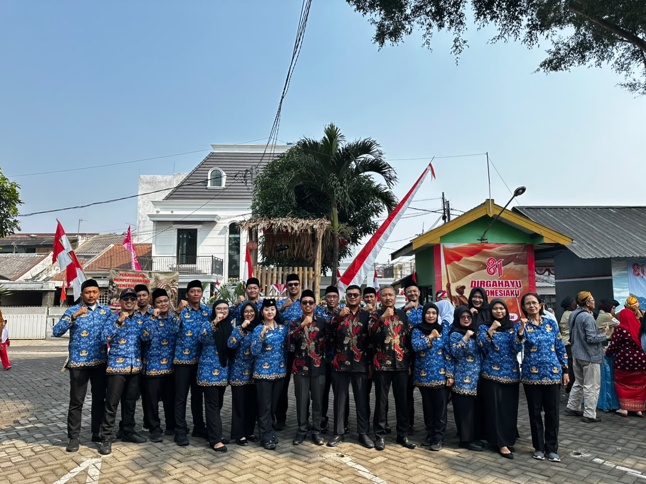 KEBERSAMAAN Jajaran Bawaslu Kota Malang berfoto bersama usai mengikuti rangkaian peringatan HUT ke-81 Kemerdekaan Republik Indonesia bersama warga RW 05 Kelurahan Sawojajar.