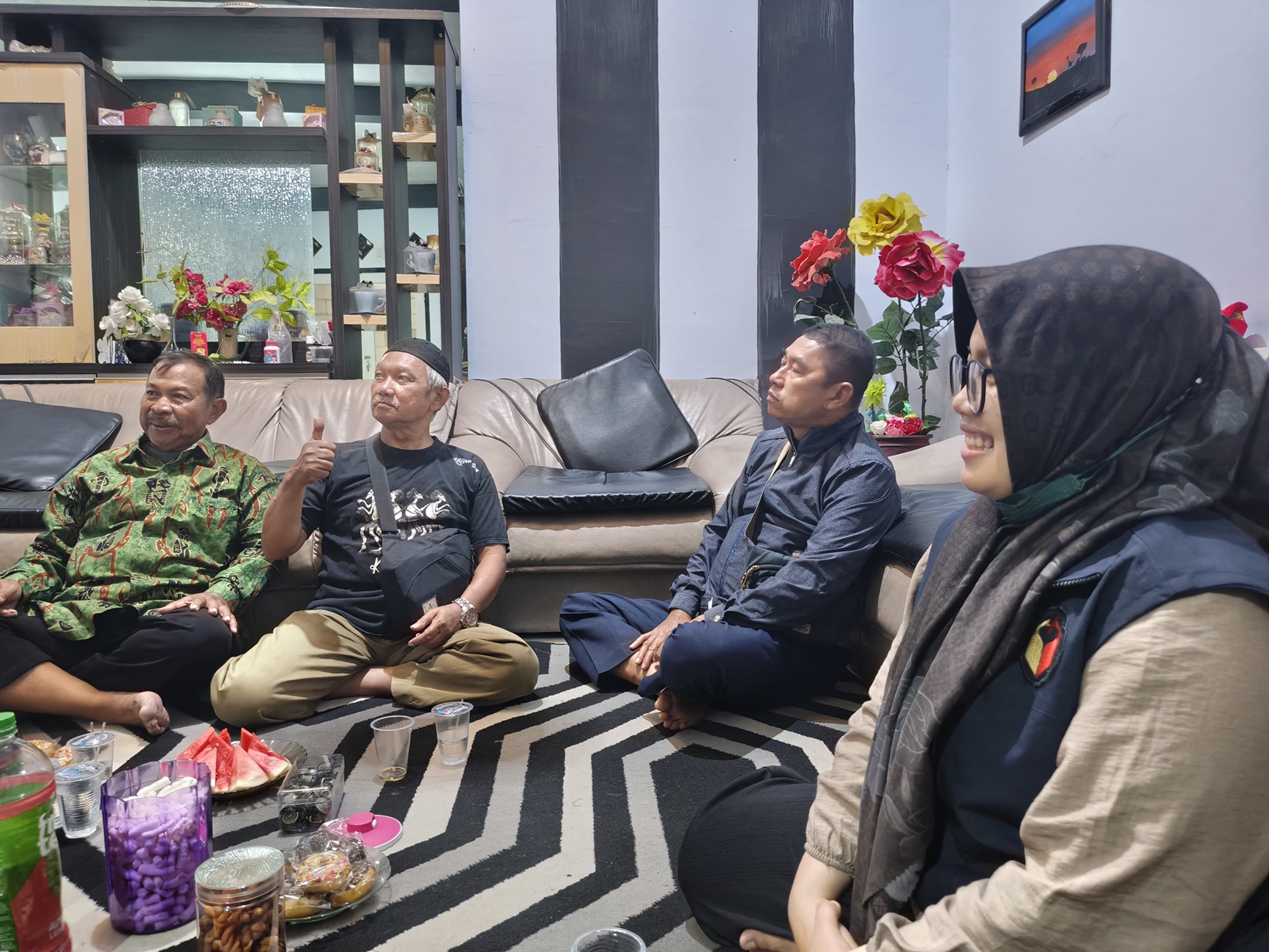 SOSIALISASI Divisi Pencegahan Bawaslu Kota Malang berdialog bersama Ketua RW 3 dan para Ketua RT di wilayah RW 3 Kelurahan Kebonsari, Sabtu (19/9/2026), untuk menyosialisasikan rencana pelaksanaan Uji Petik PDPB sekaligus memperkuat koordinasi pengawasan data pemilih di tingkat lingkungan.