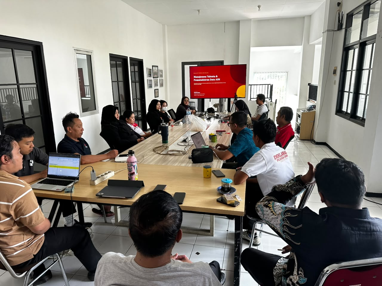 PEMAPARAN Jajaran Bawaslu Kota Malang mengikuti rapat staf yang membahas Manajemen Talenta dan pemutakhiran data ASN, sebagai bagian dari penguatan tata kelola sumber daya manusia dan penerapan sistem merit di lingkungan Bawaslu.