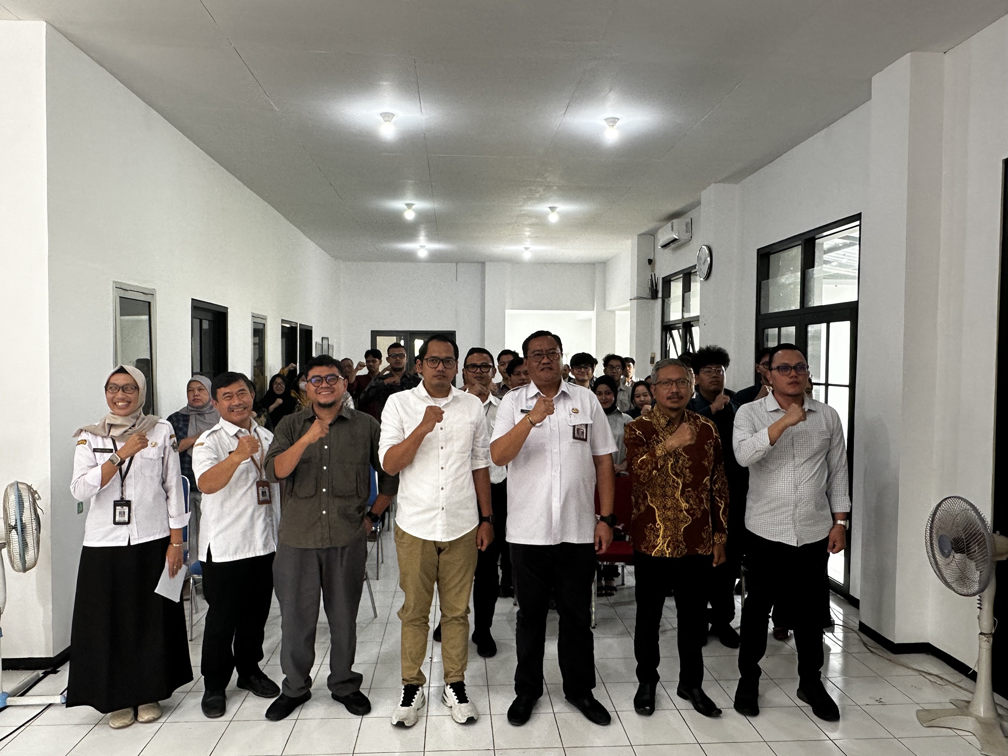 KOLABORASI Peserta dan narasumber berfoto bersama dalam kegiatan Literasi Politik Bakesbangpol Kota Malang bertema “Generasi Cerdas, Pengawasan Tuntas, Demokrasi Berkualitas” di Kantor Bawaslu Kota Malang, Rabu (14/10/2026). Kegiatan ini menjadi bagian dari upaya meningkatkan literasi politik generasi muda dan mendorong pengawasan partisipatif demi terwujudnya demokrasi yang berkualitas.