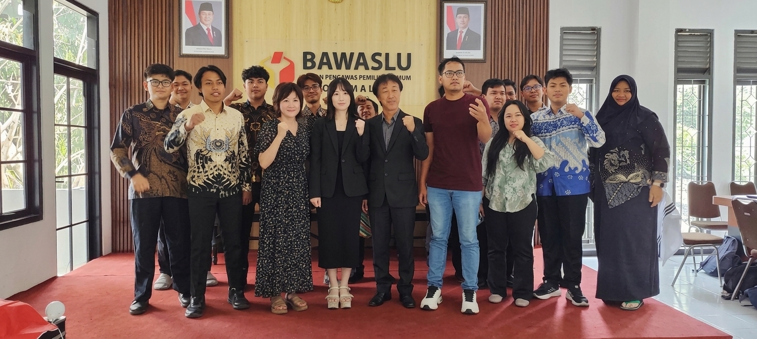 M. Arifudin (kaos hitam jeans), selaku Ketua Bawaslu Kota Malang membersamai rombongan Warga Negara Asing di Kantor Bawaslu Kota Malang (03/09).