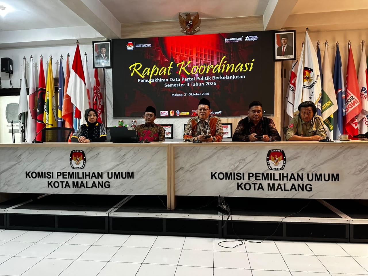 KOORDINASI Bawaslu Kota Malang menghadiri Rapat Koordinasi Pemutakhiran Data Partai Politik Berkelanjutan Semester II Tahun 2026 yang diselenggarakan di KPU Kota Malang pada Rabu (21/10/2026), sebagai upaya mendukung akurasi dan tertib administrasi data partai politik.