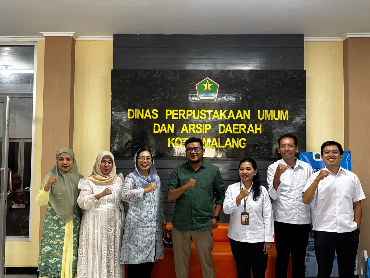 KOLABORASI Jajaran Bawaslu Kota Malang bersama Perpustakaan Kota Malang berfoto bersama usai pembahasan rencana kerja sama pengembangan Pojok Pengawasan guna memperluas akses informasi dan edukasi kepemiluan bagi masyarakat.