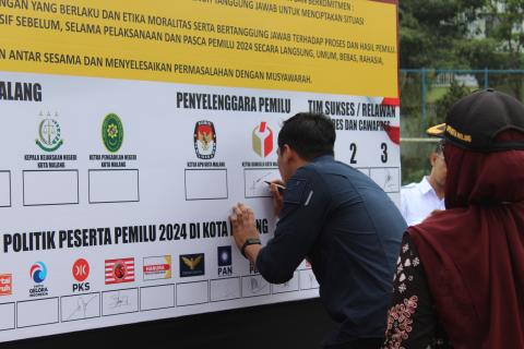 TEGASKAN KOMITMEN: M. Arifudin sebagai pimpinan Bawaslu Kota Malang menandatangani deklarasi Pemilu Damai 2024 hari ini (15/01)