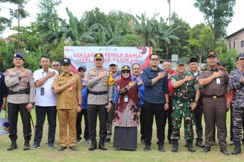 SATUKAN LANGKAH: Ketua Bawaslu Kota Malang bersama jajaran Forkopimda Kota Malang bersama menyampaikan statement di hadapan jurnalis.