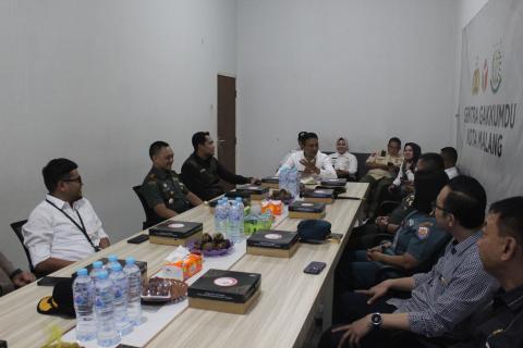 BERLANGSUNG HANGAT: Suasana diskusi antara Pj. Walikota Malang dengan Jajaran Pimpinan Bawaslu Kota Malang siang tadi (24/01).