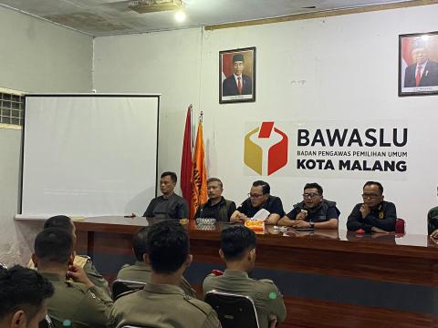 DETAILKAN TEKNIS: Jajaran Pimpinan Bawaslu Kota Malang bersama Satpol PP membahas terkait teknis penertiban di Lapangan malam tadi (29/01).