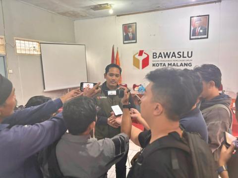 TERANGKAN SECARA DETAIL: Arifudin, Ketua Bawaslu Kota Malang memberikan keterangan di depan media disela Kunjungan Pj. Walikota Malang di Kantor Bawaslu (24/01).