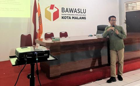 JELASKAN MENDETAIL: M. Hanif Fahmi sedang memberikan paparan dalam Sosialisasi Pedoman Umum Pelaksanaan Pembentukan Panwaslu Kecamatan untuk Pemilihan Tahun 2024 sore ini (24/04).