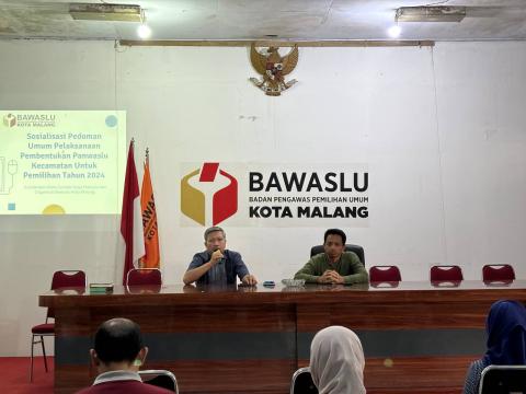 Budi Santoso (Kiri), Kepala Sekretariat dan M. Hanif Fahmi (Kanan) Koordiv. SDM-O Bawaslu Kota Malang dalam memberikan sosialisasi Rekruitmen Panwascam Existing.