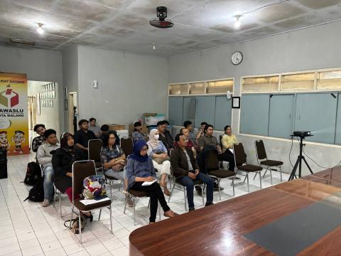 ANTUSIAS: Para perwakilan Panwascam Existing menyimak setiap penjelasan Hanif dalam forum sore ini di Kantor Bawaslu Kota Malang.