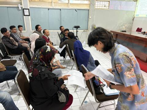 DUKUNG PROSES SEPENUHNYA: Bawaslu Kota Malang membagikan salinan template Form Pendaftaran Panwascam existing.