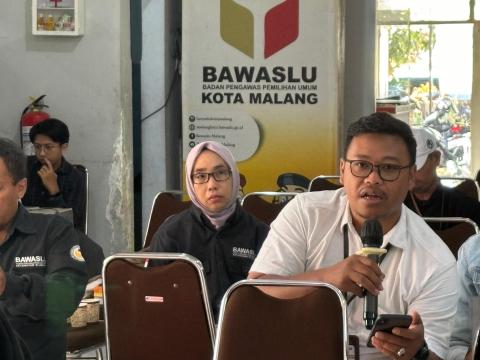 SAMPAIKAN PERKEMBANGAN TERKINI: Editya, Panwaslu Kecamatan Kedungkadang sedang menyampaikan hasil pengawasan di wilayahnya.