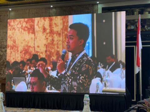 BAHAS TEKNIS: Yulian Adi Kurniawan, Staf Teknis Humas Bawaslu Kota Malang terlihat sedang menyampaikan pertanyaan kepada narasumber dalam salah satu forum Rakornas hari ini (26/07).