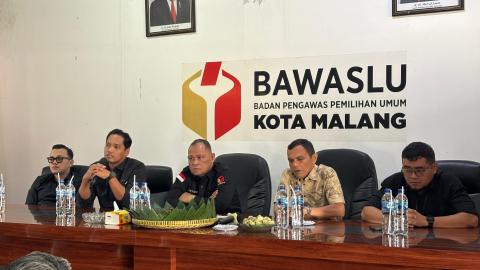 TEGASKAN KOMITMEN: M. Arifudin (dua dari kiri) selaku Ketua Bawaslu Kota Malang menyatakan akan menindaktegas semua pelanggaran integritas di jajaran pengawas Kota Malang.