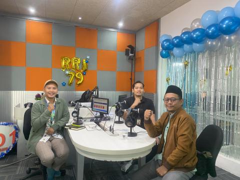 M. Arifudin (dua dari kanan) bersama Ali Akbar, Anggota KPU Kota Malang menjadi Pengisi dalam Podcast Pro 1 RRI Malang hari ini (06/09).