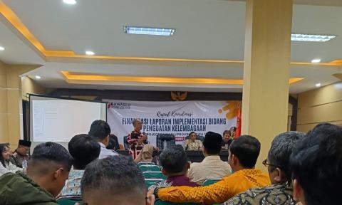 A. Warits, Ketua Bawaslu Provinsi Jawa Timur dalam sesi pembukaan kegiatan.