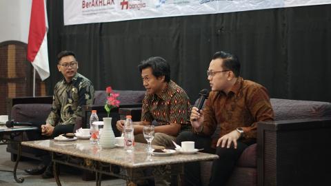 Hamdan Akbar Safara (kanan) dan Iwan Sunaryo (tengah) sedang memberikan materi dalam kegiatan Literasi Politik 2025 hari ini (12/11).