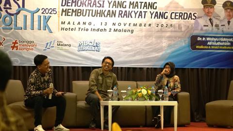 M. Hanif Fahmi (tengah), sedang bercengkrama dengan Moderator dan Narasumber lain pada kegiatan kemarin (12/11).