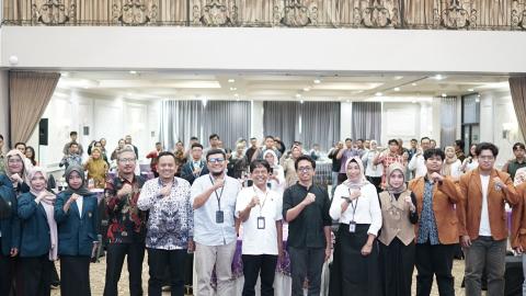 M. Hasbi berswafoto bersama seluruh peserta Literasi Politik 2025, hari ini (19/11).