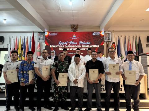 SINERGI Bawaslu Kota Malang bersama KPU Kota Malang dan stakeholder terkait berfoto bersama usai Rapat Pleno Terbuka Rekapitulasi Pemutakhiran Data Pemilih Berkelanjutan Triwulan I Tahun 2026, sebagai wujud komitmen bersama dalam menjaga akurasi dan kualitas data pemilih yang berintegritas.