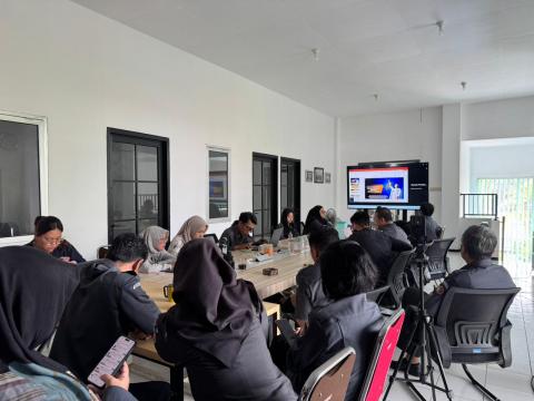 SOSIALISASI Seluruh Jajaran Pimpinan dan Staf Sekretariat Bawaslu Kota Malang mengikuti kegiatan sosialisasi Kompetisi Membelajarkan Bawaslu sebagai upaya memperkuat kapasitas internal dalam penyusunan konten edukasi publik berbasis digital.