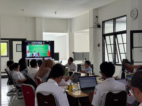 KEBERSAMAAN Jajaran pimpinan dan staf sekretariat Bawaslu Kota Malang mengikuti kegiatan Konsolidasi, Halal Bihalal, dan Santunan Sosial Insan Pengawas Pemilu secara daring sebagai wujud penguatan solidaritas dan silaturahmi antar pengawas Pemilu.