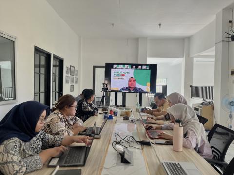 PARTISIPATIF Jajaran Bawaslu Kota Malang mengikuti kegiatan Diskusi Kamis Manis secara daring sebagai ruang refleksi dan penguatan pemahaman terhadap tindak pidana Pemilu dalam pelaksanaan tahapan demokrasi yang berintegritas.