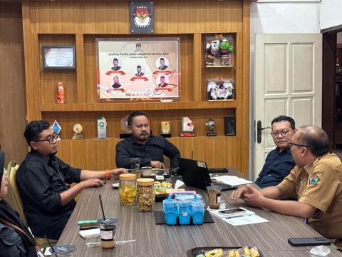 SINERGITAS Ketua dan Anggota KPU Kota Malang, Anggota Bawaslu Kota Malang, dan Perwakilan dari Disdukcapil Kota Malang membahas hasil pemutakhiran data pemilih serta langkah tindak lanjut untuk memastikan kualitas data pemilih berkelanjutan di Kota Malang.