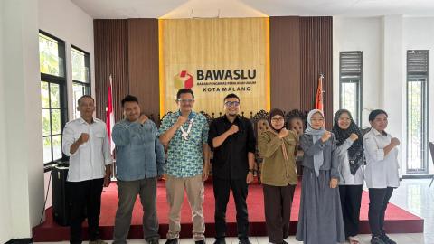 M. Hasbi (kemeja hitam)berswafoto bersama dengan jajaran Kwarcab Gerakan Pramuka yang hadir pada audiensi Rabu lalu (24/06).
