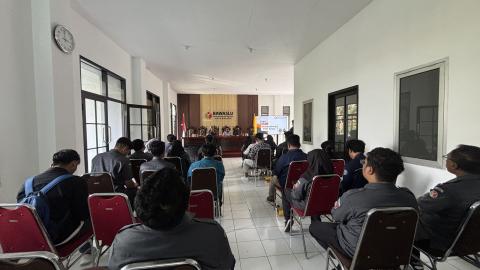 KOORDINASI Jajaran Bawaslu Kota Malang beserta Peserta P2P Tahun 2026 mengikuti rapat persiapan Program Pendidikan Pengawas Partisipatif (P2P) Tahun 2026 guna menyamakan persepsi dan memantapkan kesiapan pelaksanaan program yang akan digelar pada Oktober 2026.